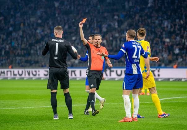 Soccer, Men, Season 2024 2025, 2 Bundesliga 9 Matchday , Hertha BSC Eintracht Braunschweig, Referee Dr Robin Braun shows goalkeeper Lennart Grill Braunschweig the red card, 18 10 2024, Copyright: xSebastianxRäppold MatthiasxKochx