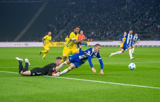 Soccer, Men, Season 2024 2025, 2 Bundesliga 9 Matchday , Hertha BSC Eintracht Braunschweig, v l Goalkeeper Lennart Grill Braunschweig fouls Michael Cuisance Hertha BSC in the penalty area, 18 10 2024, Copyright: xSebastianxRäppold MatthiasxKochx