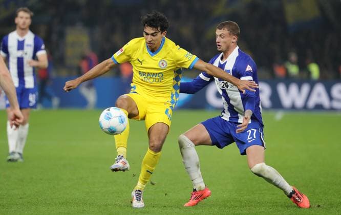 Johan Gomez in a duel with Michael Cuisance Action Match scene Sport Football Soccer DFL 2 Bundesliga Men 9 Matchday Season 2024 2025 18 10 2024 Hertha BSC Berlin vs Eintracht Braunschweig BTSV DFL regulations prohibit any use of photographs as image sequences and or quasi video