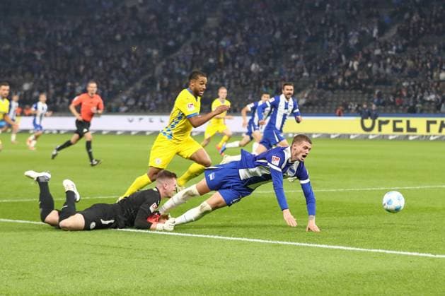 18.10.2024, xtgx, Fussball - 2.Bundesliga, Hertha BSC Berlin - Eintracht Braunschweig emspor, v.l. Michael Cuisance (Hertha, 27) und Lennart Grill (Braunschweig, 1) Zweikampf, Duell, Kampf, tackle (DFL DFB REGULATIONS PROHIBIT ANY USE OF PHOTOGRAPHS as IMAGE SEQUENCES and or QUASI-VIDEO) Berlin