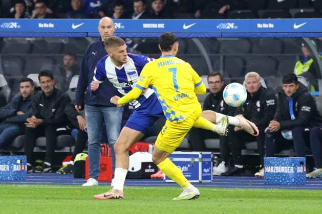 DEU, DFL, 2 FBL, Hertha BSC vs Braunschweig, 18 10 2024, Berliner Olympiastadion, Berlin, DEU, DFL, 2 FBL, Hertha BSC vs Braunschweig, pictured Marton Dardai Hertha BSC Berlin 31 , Fabio Kaufmann Eintracht Braunschweig 7 , Trainer Daniel Scherning Eintracht Braunschweig DFL regulations prohibit any use of Photographs as image sequences and or quasi video Foto Juergen Engler nordphoto GmbH nordphotoxGmbHx xEngler nph00076