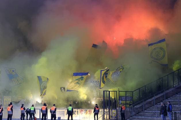 DEU, DFL, 2 FBL, Hertha BSC vs Braunschweig, 18 10 2024, Berliner Olympiastadion, Berlin, DEU, DFL, 2 FBL, Hertha BSC vs Braunschweig, im Bild Braunschweiger Fankurve, Pyro DFL regulations prohibit any use of Photographs as image sequences and or quasi video Foto Juergen Engler nordphoto GmbH nordphotoxGmbHx xEngler nph00076