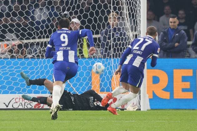 DEU, DFL, 2 FBL, Hertha BSC vs Braunschweig, 18 10 2024, Berliner Olympiastadion, Berlin, DEU, DFL, 2 FBL, Hertha BSC vs Braunschweig, im Bild 1 1 durch 11m von Michael Cuisance Hertha BSC Berlin 27 , Smail Prevljak Hertha BSC Berlin 9 , Lennard Grill Eintracht Braunschweig 1 DFL regulations prohibit any use of Photographs as image sequences and or quasi video Foto Juergen Engler nordphoto GmbH nordphotoxGmbHx xEngler nph00076