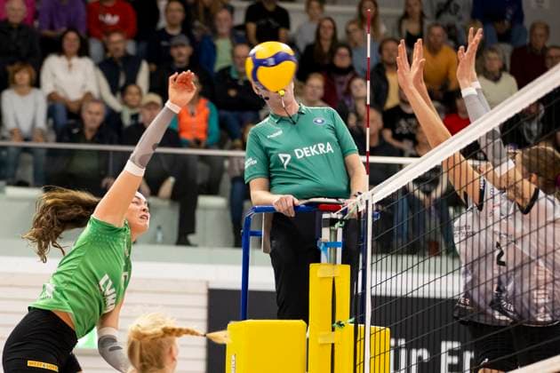 1 Volleyball Bundesliga Women Schwarz Weiss Erfurt vs USC Münster Erfurt 18 10 2024 Mikala Mogensen 16 USC Münster vs Sina Siebert 7 Schwarz Weiss Erfurt left and Elizabeth Sandbothe 2 Schwarz Weiss Erfurt right 1 Volleyball Bundesliga Women Schwarz Weiss Erfurt vs USC Münster Riethsporthalle Erfurt 18 10 2024 Copyright: xBEAUTIFULxSPORTS Duehringx