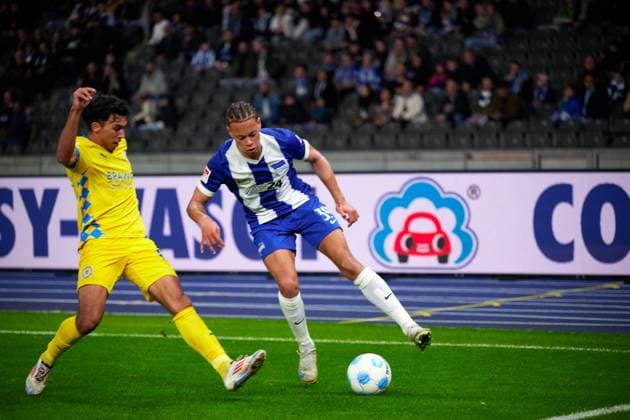 Leon Bell Bell Eintracht Braunschweig, 19 , Derry Scherhant Hertha BSC, 39 , GER, Hertha BSC vs Eintracht Braunschweig, Soccer Men, 2 Bundesliga, Season 2024 2025, 09 Matchday, 18 10 2024 DFL REGULATES PROHIBIT ANY USE OF PHOTOGRAPHS AS IMAGE SEQUENCES AND OR QUASI VIDEO GER, Hertha BSC vs Eintracht Braunschweig, Mens football, Bundesliga 2, Season 2024 2025, 09 Matchday, 18 10 2024 Berlin Copyright: xEibner-Pressefotox xClaudiusxRauchx EP_CRH