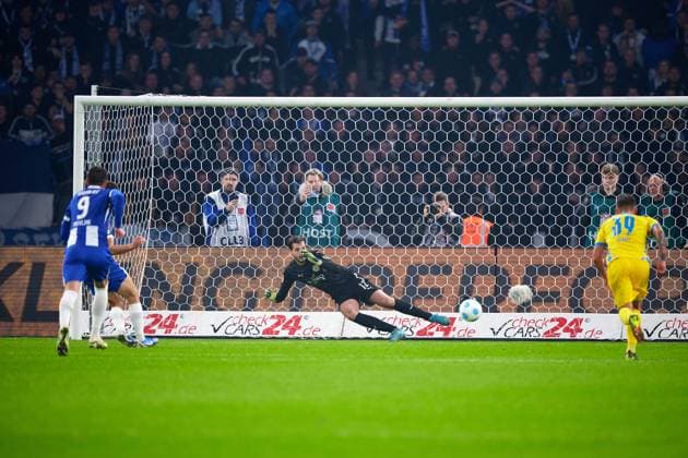 11m to 2 1, Marko Johansson Eintracht Braunschweig, 12 , GER, Hertha BSC vs Eintracht Braunschweig, Soccer Men, 2 Bundesliga, Season 2024 2025, 09 Matchday, 18 10 2024 DFL REGULATIONS PROHIBIT ANY USE OF PHOTOGRAPHS AS IMAGE SEQUENCES AND OR QUASI VIDEO GER, Hertha BSC vs Eintracht Braunschweig, Soccer Men, 2 Bundesliga, Season 2024 2025, 09 Matchday, 18 10 2024 Berlin Copyright: xEibner-Pressefotox xClaudiusxRauchx EP_CRH