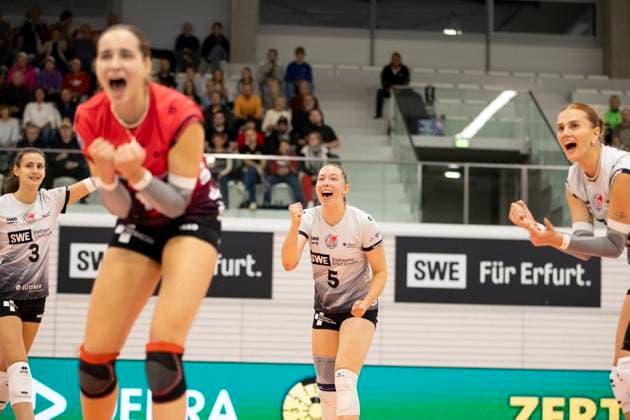 1 Volleyball Bundesliga Women Schwarz Weiss Erfurt vs USC Münster Erfurt 18 10 2024 from left, Ana Krulj 3 Schwarz Weiss Erfurt , Mia Anna Stauß 11 Schwarz Weiss Erfurt front , Isabella Noble 5 Schwarz Weiss Erfurt and Lara Alyssa Darowski 13 Schwarz Weiss Erfurt 1 Volleyball Bundesliga Women Schwarz Weiss Erfurt vs USC Münster Riethsporthalle Erfurt 18 10 2024 Copyright: xBEAUTIFULxSPORTS Duehringx