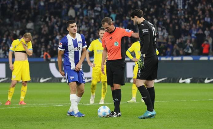 Ibrahim Maza before penalty kick, referee Robin Braun, goalkeeper Marko Johansson Sport Football Soccer DFL 2 Bundesliga Men 9 Matchday Season 2024 2025 18 10 2024 Hertha BSC Berlin vs Eintracht Braunschweig BTSV DFL regulations prohibit any use of photographs as image sequences and or quasi video