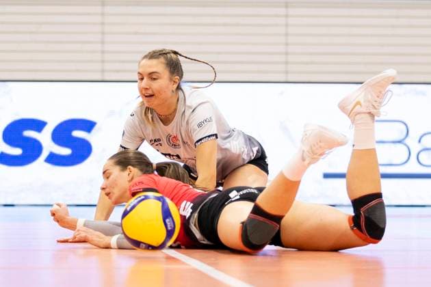 1 Volleyball Bundesliga Women Schwarz Weiss Erfurt vs USC Münster Erfurt 18 10 2024 Sina Siebert 7 Schwarz Weiss Erfurt at the back and Mia Anna Stauß 11 Schwarz Weiss Erfurt on the floor 1 Volleyball Bundesliga Women Schwarz Weiss Erfurt vs USC Münster Riethsporthalle Erfurt 18 10 2024 Copyright: xBEAUTIFULxSPORTS Duehringx