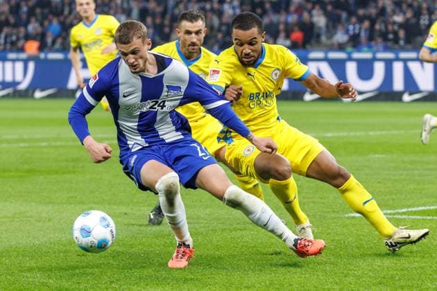 Berlin, 18 10 24, Soccer, 2 Bundesliga, Matchday 9, Hertha BSC Eintracht Braunschweig, Olympiastadion Berlins Mickal Cuisance fights against Leon Bell Bell of Eintracht Braunschweig for the ball DFL regulations and DFB regulations prohibit any use of photographs as image sequences and or quasi video, Foto Andreas Gora Hertha BSC Eintracht Braunschweig