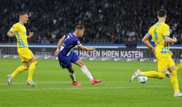 Florian Niederlechner scores the goal to make it 3 1 against goalkeeper Marko Johansson Sport Football Soccer DFL 2 Bundesliga Men 9 Matchday Season 2024 2025 18 10 2024 Hertha BSC Berlin vs Eintracht Braunschweig BTSV DFL regulations prohibit any use of photographs as image sequences and or quasi video
