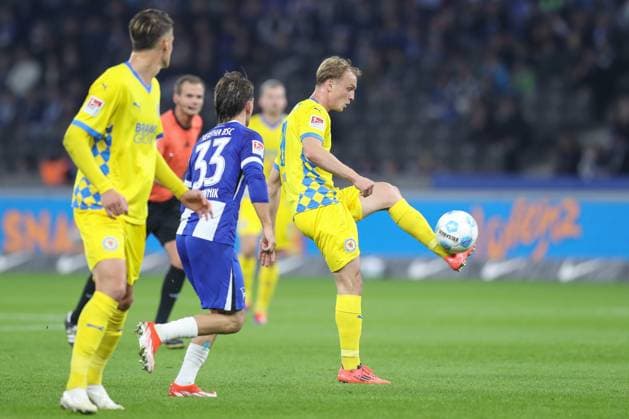 18 10 2024, xtgx, Fußball 2 Bundesliga, Hertha BSC Berlin Eintracht Braunschweig emspor, v l Niklas Tauer Braunschweig, 8 am Ball, plays the ball DFL DFB REGULATIONS PROHIBIT ANY USE OF PHOTOGRAPHS as IMAGE SEQUENCES and or QUASI VIDEO Berlin