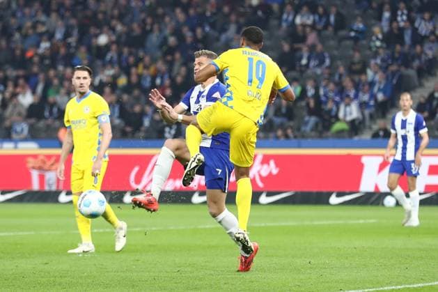 18 10 2024, xtgx, Soccer 2 Bundesliga, Hertha BSC Berlin Eintracht Braunschweig emspor, v l Florian Niederlechner Hertha, 7 , Leon Bell Bell Braunschweig, 19 duel, duel, fight, tackle DFL DFB REGULATIONS PROHIBIT ANY USE OF PHOTOGRAPHS as IMAGE SEQUENCES and or QUASI VIDEO Berlin