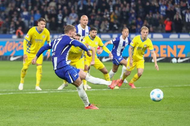 18 10 2024, xtgx, Soccer 2 Bundesliga, Hertha BSC Berlin Eintracht Braunschweig emspor, v l Michael Cuisance Hertha, 27 scores from penalty kick to 1 1 DFL DFB REGULATIONS PROHIBIT ANY USE OF PHOTOGRAPHS as IMAGE SEQUENCES and or QUASI VIDEO Berlin