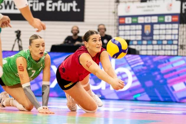 1 Volleyball Bundesliga Women Schwarz Weiss Erfurt vs USC Münster Erfurt 18 10 2024 Pippa Molenaar 1 USC Münster on the ball and Elena Kömmling 7 USC Münster on the left 1 Volleyball Bundesliga Women Schwarz Weiss Erfurt vs USC Münster Riethsporthalle Erfurt 18 10 2024 Copyright: xBEAUTIFULxSPORTS Duehringx