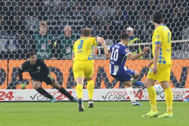 DEU, DFL, 2 FBL, Hertha BSC vs Braunschweig, 18 10 2024, Berliner Olympiastadion, Berlin, DEU, DFL, 2 FBL, Hertha BSC vs Braunschweig, in the picture after the 2 1 by 11m from Ibrahim Maza Hertha BSC Berlin 10 , Marko Johansson Eintracht Braunschweig 12 DFL regulations prohibit any use of Photographs as image sequences and or quasi video Foto Juergen Engler nordphoto GmbH nordphotoxGmbHx xEngler nph00076