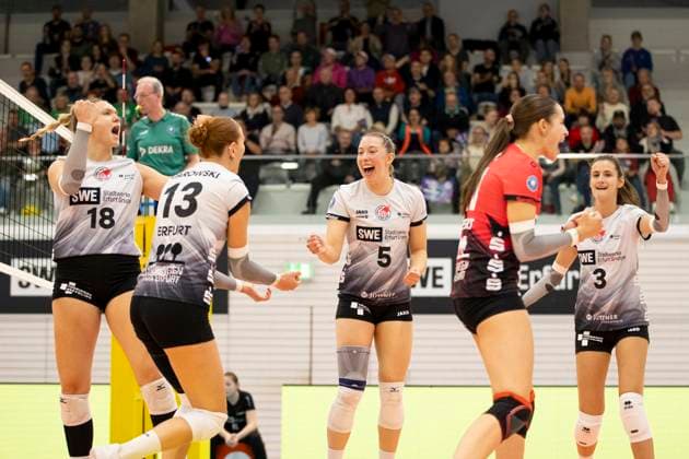 1 Volleyball Bundesliga Women Schwarz Weiss Erfurt vs USC Münster Erfurt 18 10 2024 Cheering, from left, Kaylee Oscarson 18 Schwarz Weiss Erfurt , Lara Alyssa Darowski 13 Schwarz Weiss Erfurt , Isabella Noble 5 Schwarz Weiss Erfurt , Mia Anna Stauß 11 Schwarz Weiss Erfurt and Ana Krulj 3 Schwarz Weiss Erfurt 1 Volleyball Bundesliga Women Schwarz Weiss Erfurt vs USC Münster Riethsporthalle Erfurt 18 10 2024 Copyright: xBEAUTIFULxSPORTS Duehringx