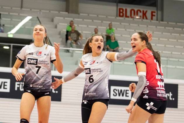 1 Volleyball Bundesliga Women Schwarz Weiss Erfurt vs USC Münster Erfurt 18 10 2024 from left, Sina Siebert 7 Schwarz Weiss Erfurt , Kira Thomsen 6 Schwarz Weiss Erfurt and Mia Anna Stauß 11 Schwarz Weiss Erfurt 1 Volleyball Bundesliga Women Schwarz Weiss Erfurt vs USC Münster Riethsporthalle Erfurt 18 10 2024 Copyright: xBEAUTIFULxSPORTS Duehringx