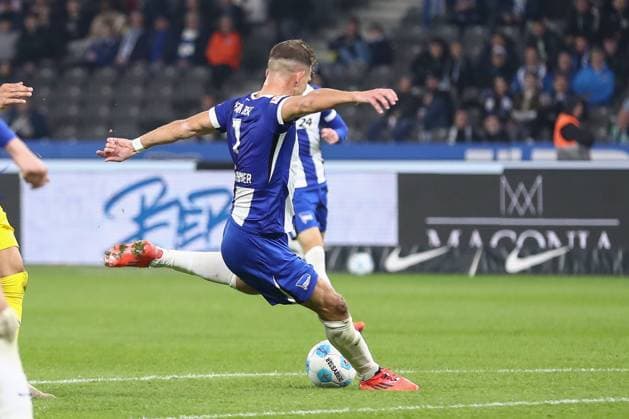 18 10 2024, xtgx, Fußball 2 Bundesliga, Hertha BSC Berlin Eintracht Braunschweig emspor, v l Florian Niederlechner Hertha, 7 trifft zum 3 1 DFL DFB REGULATIONS PROHIBIT ANY USE OF PHOTOGRAPHS as IMAGE SEQUENCES and or QUASI VIDEO Berlin