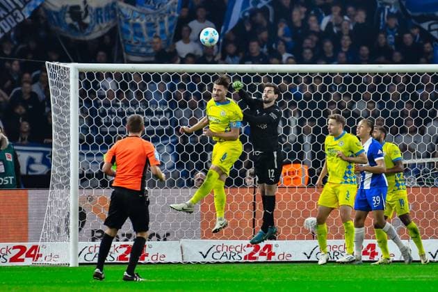 18 10 2024, xlakx, Fußball 2 Bundesliga, Hertha BSC Berlin Eintracht Braunschweig emspor, v l Ermin Bicakcic Eintracht Braunschweig 6 ,Marko Johansson Eintracht Braunschweig 12 ,Faustabwehr vom Tor DFL DFB REGULATIONS PROHIBIT ANY USE OF PHOTOGRAPHS as IMAGE SEQUENCES and or QUASI VIDEO Daniel Lakomski Jan Huebner Berlin Daniel Lakomski