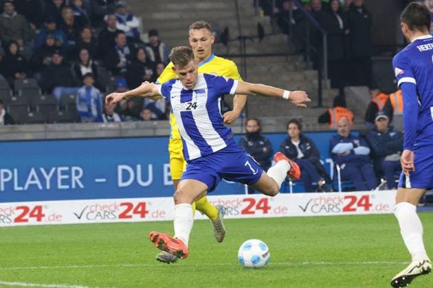 DEU, DFL, 2 FBL, Hertha BSC vs Braunschweig, 18 10 2024, Berliner Olympiastadion, Berlin, DEU, DFL, 2 FBL, Hertha BSC vs Braunschweig, im Bild 3 1 durch Florian Niederlechner Hertha BSC Berlin 7 , Sven Koehler Eintracht Braunschweig 27 DFL regulations prohibit any use of Photographs as image sequences and or quasi video Foto Juergen Engler nordphoto GmbH nordphotoxGmbHx xEngler nph00076