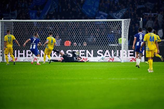 Goal to 3 1, Marko Johansson Eintracht Braunschweig, 12 , GER, Hertha BSC vs Eintracht Braunschweig, Soccer Men, 2 Bundesliga, Season 2024 2025, 09 Matchday, 18 10 2024 DFL REGULATIONS PROHIBIT ANY USE OF PHOTOGRAPHS AS IMAGE SEQUENCES AND OR QUASI VIDEO GER, Hertha BSC vs Eintracht Braunschweig, Soccer Men, 2 Bundesliga, Season 2024 2025, 09 Matchday, 18 10 2024 Berlin Copyright: xEibner-Pressefotox xClaudiusxRauchx EP_CRH