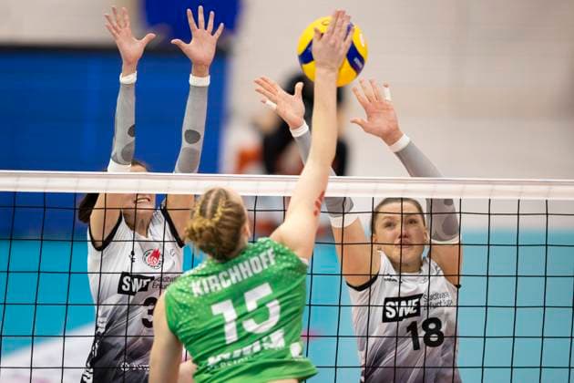 1 Volleyball Bundesliga Women Schwarz Weiss Erfurt vs USC Münster Erfurt 18 10 2024 Mia Kirchhoff 15 USC Münster vs Ana Krulj 3 Schwarz Weiss Erfurt and Kaylee Oscarson 18 Schwarz Weiss Erfurt 1 Volleyball Bundesliga Women Schwarz Weiss Erfurt vs USC Münster Riethsporthalle Erfurt 18 10 2024 Copyright: xBEAUTIFULxSPORTS Duehringx