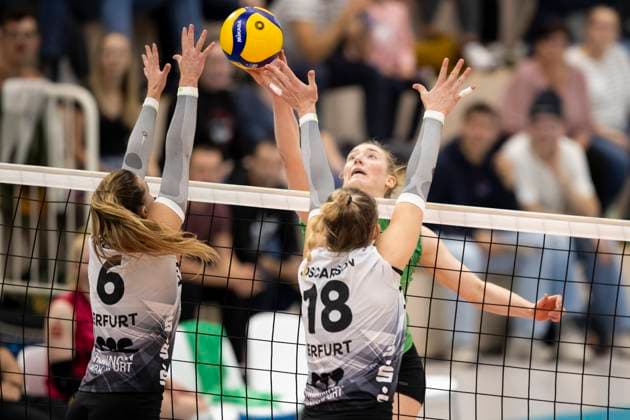 1 Volleyball Bundesliga Women Schwarz Weiss Erfurt vs USC Münster Erfurt 18 10 2024 Mia Kirchhoff 15 USC Münster vs Kira Thomsen 6 Schwarz Weiss Erfurt and Kaylee Oscarson 18 Schwarz Weiss Erfurt 1 Volleyball Bundesliga Women Schwarz Weiss Erfurt vs USC Münster Riethsporthalle Erfurt 18 10 2024 Copyright: xBEAUTIFULxSPORTS Duehringx
