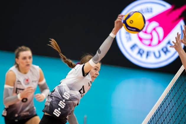 1 Volleyball Bundesliga Women Schwarz Weiss Erfurt vs USC Münster Erfurt 18 10 2024 Elizabeth Sandbothe 2 Schwarz Weiss Erfurt vs Luisa van Clewe 8 USC Münster not in picture 1 Volleyball Bundesliga Women Schwarz Weiss Erfurt vs USC Münster Riethsporthalle Erfurt 18 10 2024 Copyright: xBEAUTIFULxSPORTS Duehringx