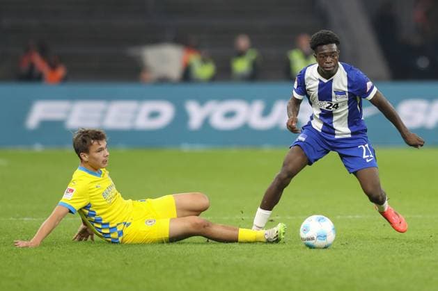 18 10 2024, xtgx, Football 2 Bundesliga, Hertha BSC Berlin Eintracht Braunschweig emspor, v l Max Marie Braunschweig, 15 , Boris Chi Manuzah Lum Hertha, 21 duel, duel, fight, tackle DFL DFB REGULATIONS PROHIBIT ANY USE OF PHOTOGRAPHS as IMAGE SEQUENCES and or QUASI VIDEO Berlin