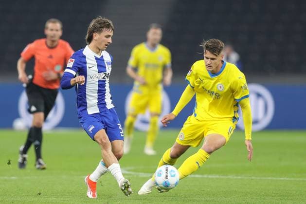 18 10 2024, xtgx, Soccer 2 Bundesliga, Hertha BSC Berlin Eintracht Braunschweig emspor, v l Michal Karbownik Hertha, 33 , Levente Szabo Braunschweig, 11 duel, fight, tackle DFL DFB REGULATIONS PROHIBIT ANY USE OF PHOTOGRAPHS as IMAGE SEQUENCES and or QUASI VIDEO Berlin