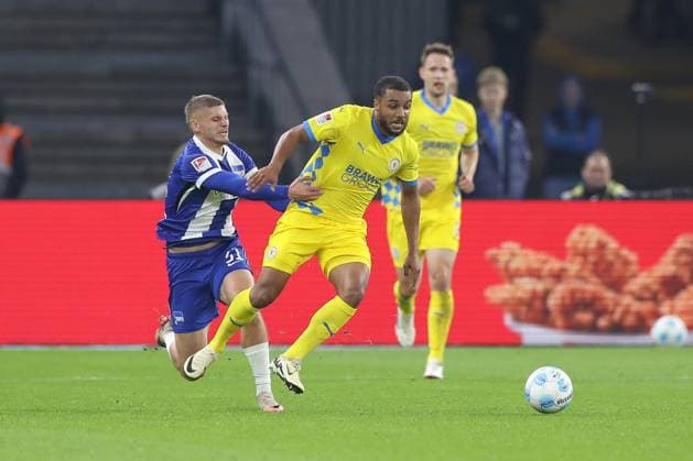 18 10 2024, xtgx, Soccer 2 Bundesliga, Hertha BSC Berlin Eintracht Braunschweig emspor, v l Marton Dardai Hertha, 31 , Leon Bell Bell Braunschweig, 19 duel, duel, fight, tackle DFL DFB REGULATIONS PROHIBIT ANY USE OF PHOTOGRAPHS as IMAGE SEQUENCES and or QUASI VIDEO Berlin