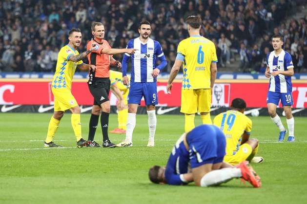 18 10 2024, xtgx, Fußball 2 Bundesliga, Hertha BSC Berlin Eintracht Braunschweig emspor, v l Elfmeter fuer Hertha BSC DFL DFB REGULATIONS PROHIBIT ANY USE OF PHOTOGRAPHS as IMAGE SEQUENCES and or QUASI VIDEO Berlin