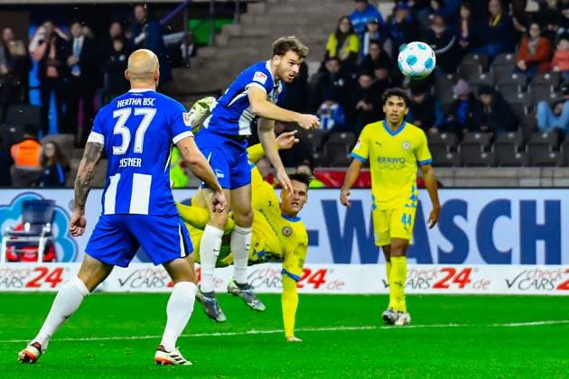 18 10 2024, xlakx, Fußball 2 Bundesliga, Hertha BSC Berlin Eintracht Braunschweig emspor, v l Pascal Klemens Hertha BSC 41 ,Levente Szabo Eintracht Braunschweig 11 ,Zweikampf, Duell, Kampf, tackle DFL DFB REGULATIONS PROHIBIT ANY USE OF PHOTOGRAPHS as IMAGE SEQUENCES and or QUASI VIDEO Daniel Lakomski Jan Huebner Berlin Daniel Lakomski