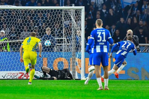 18 10 2024, xlakx, Fußball 2 Bundesliga, Hertha BSC Berlin Eintracht Braunschweig emspor, v l jubilation after the 1 1 by a penalty kick from Michael Cuisance Hertha BSC 27 , DFL DFB REGULATIONS PROHIBIT ANY USE OF PHOTOGRAPHS as IMAGE SEQUENCES and or QUASI VIDEO Daniel Lakomski Jan Huebner Berlin Daniel Lakomski
