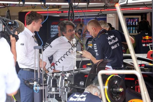 Two FIA employees inspect the part under discussion on Max Verstappens Red Bull RB20, 1 free practice, Formula 1 Pirelli Grand Prix, FIA F1 World Championship, Circuit of America, Austin Texas, 18 10 2024, USA,