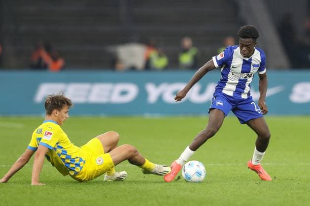 18 10 2024, xtgx, Football 2 Bundesliga, Hertha BSC Berlin Eintracht Braunschweig emspor, v l Max Marie Braunschweig, 15 , Boris Chi Manuzah Lum Hertha, 21 duel, duel, fight, tackle DFL DFB REGULATIONS PROHIBIT ANY USE OF PHOTOGRAPHS as IMAGE SEQUENCES and or QUASI VIDEO Berlin