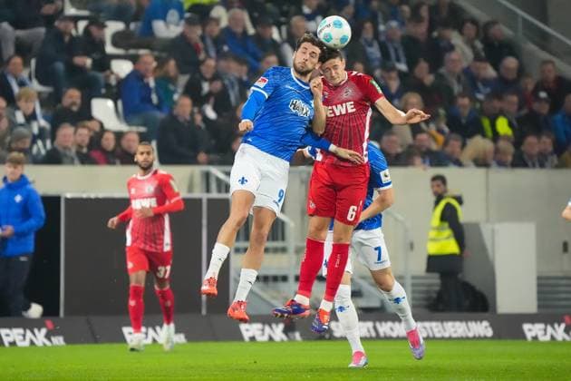Frasier Hornby SV Darmstadt 98, 09 and Nikola Soldo 1 FC Köln bump heads 18 10 2024 2 Bundesliga, Season 24 25 SV Darmstadt 98 vs 1 FC Köln, Stadion am Boellenfalltor, emonline, emspor,