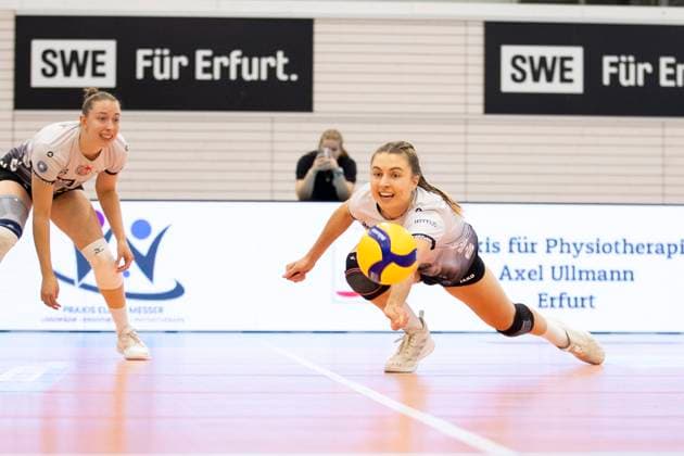 1 Volleyball Bundesliga Women Schwarz Weiss Erfurt vs USC Münster Erfurt 18 10 2024 Sina Siebert 7 Schwarz Weiss Erfurt on the ball and Isabella Noble 5 Schwarz Weiss Erfurt on the left 1 Volleyball Bundesliga Women Schwarz Weiss Erfurt vs USC Münster Riethsporthalle Erfurt 18 10 2024 Copyright: xBEAUTIFULxSPORTS Duehringx