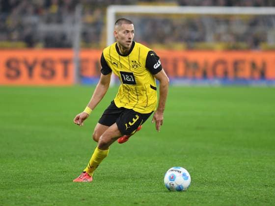 Waldemar Anton (Borussia Dortmund) in Aktion, am Ball, Einzelaktion waehrend des Spiels der 1. Bundesliga zwischen Borussia Dortmund und FC St. Pauli 1910, SIGNAL IDUNA PARK am 18. October 2024 in Dortmund, Deutschland. (Foto von Ralf Treese DeFodi Images) +++ Waldemar Anton (Borussia Dortmund) controls the ball during the Bundesliga match between Borussia Dortmund and FC St. Pauli 1910 at Signal Iduna Park on October 18, 2024 in Dortmund, Germany. (Photo by Ralf Treese DeFodi Images) DFL regulations prohibit any use of photographs as image sequences and or quasi-video. not used in POL SRB CRO FRA GBR NED ITA USA Defodi-521_BVBSTP20241018_035 *** Waldemar Anton Borussia Dortmund in action, on the ball, single action during the Bundesliga 1 match between Borussia Dortmund and FC St Pauli 1910, SIGNAL IDUNA PARK on October 18, 2024 in Dortmund, Germany Photo by Ralf Treese DeFodi Images Waldemar Anton Borussia Dortmund controls the ball during the Bundesliga match between Borussia Dortmund and FC St Pauli 1910 at Signal Iduna Park on October 18, 2024 in Dortmund, Germany Photo by Ralf Treese DeFodi Images DFL regulations prohibit any use of photographs as image sequences and or quasi video not used in POL SRB CRO FRA GBR NED ITA USA Defodi 521 BVBSTP20241018 035 Defodi-521 not used in POL SRB CRO FRA GBR NED ITA USA DFL regulations prohibit any use of photographs as image sequences and or quasi-video.