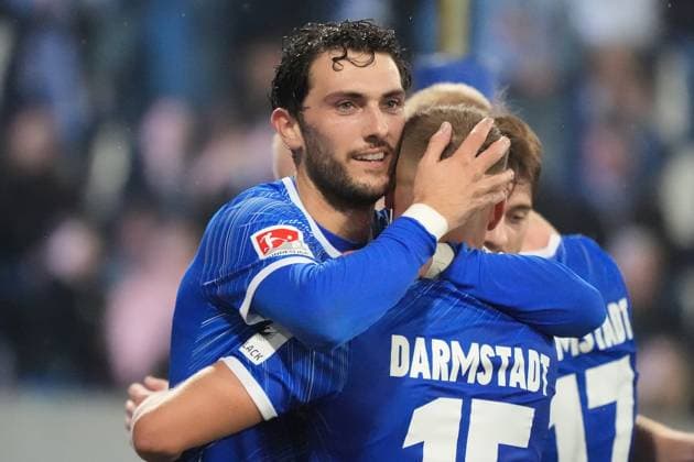 celebrate the goal, goal celebration for 2 1 Frasier Hornby SV Darmstadt 98, 09 18 10 2024 2 Bundesliga, season 24 25 SV Darmstadt 98 vs 1 FC Köln, Stadion am Boellenfalltor, emonline, emspor,