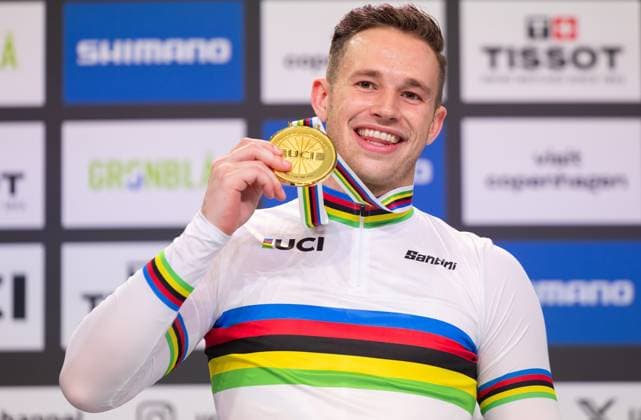 BALLERUP - Harrie Lavreysen with his gold medal in the 1-kilometer time trial on the third day of the World Track cycling, Rad, Radsport, Bahnrad, Bahn Championships at the Ballerup Super Arena. ANP IRIS VAN DEN BROEK xVIxANPxSportx xxANPxIVx 511175803 originalFilename: 511175803.jpg