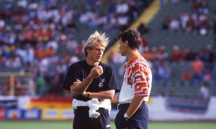 18.06.92 Niederlande - Deutschland Schweden, Göteborg, 17.06.1992, Fussball, EM 1992 in Schweden, Niederlande - Deutschland (3:1): v.l. Jürgen Klinsmann (Deutschland), Marco van Basten (Niederlande). *** 18 06 92 Netherlands Germany Sweden, Gothenburg, 17 06 1992, Football, European Championship 1992 in Sweden, Netherlands Germany 3 1 v l Jürgen Klinsmann Germany , Marco van Basten Netherlands