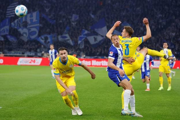 Ermin Bicakcic, Eintracht Braunschweig, Derry Scherhant, Hertha BSC, Paul Jaeckel, Eintracht Braunschweig, Germany, Berlin, Olympiastadion, Football, Men, Season 2024 2025, 2 Bundesliga 9 Matchday , Hertha BSC Eintracht Braunschweig