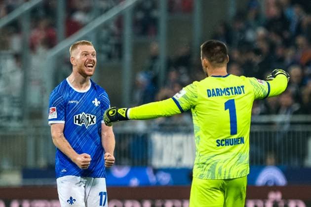 Kai Klefisch SV Darmstadt 98, 17 and Marcel Schuhen SV Darmstadt 98, 01 are happy about the victory, GER, SV Darmstadt 98 vs 1 FC Koeln, Football, 2 Bundesliga, Matchday 9, Season 2024 2025, 18 10 2024 DFL REGULATIONS PROHIBIT ANY USE OF PHOTOGRAPHS as IMAGE SEQUENCES and or QUASI VIDEO GER, SV Darmstadt 98 vs 1 FC Koeln, Football, 2 Bundesliga, Matchday 9, Season 2024 2025, 18 10 2024 Darmsatdt Copyright: xEibner-Pressefoto FlorianxWieganx EP_FWD