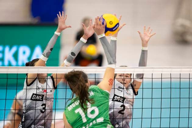 1 Volleyball Bundesliga Women Schwarz Weiss Erfurt vs USC Münster Erfurt 18 10 2024 Mikala Mogensen 16 USC Münster vs Ana Krulj 3 Schwarz Weiss Erfurt and Elizabeth Sandbothe 2 Schwarz Weiss Erfurt 1 Volleyball Bundesliga Women Schwarz Weiss Erfurt vs USC Münster Riethsporthalle Erfurt 18 10 2024 Copyright: xBEAUTIFULxSPORTS Duehringx