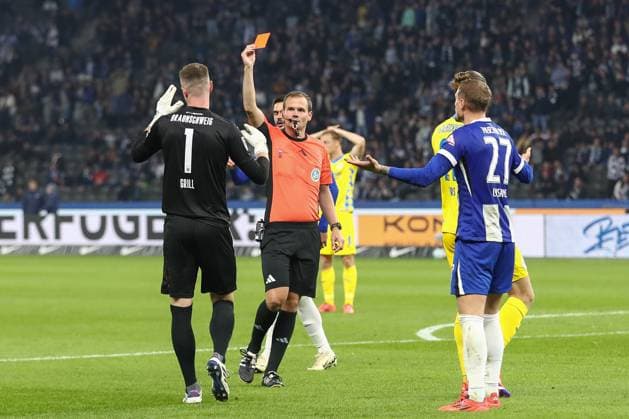 18 10 2024, xtgx, Soccer 2 Bundesliga, Hertha BSC Berlin Eintracht Braunschweig emspor, v l Lennart Grill Braunschweig, 1 red card, sending off, sent off DFL DFB REGULATIONS PROHIBIT ANY USE OF PHOTOGRAPHS as IMAGE SEQUENCES and or QUASI VIDEO Berlin