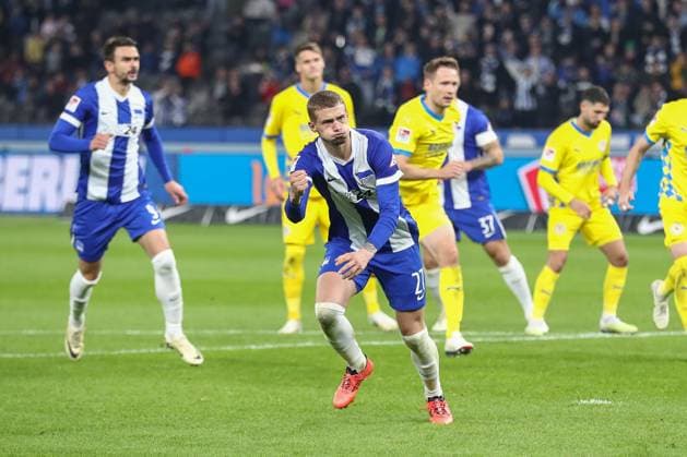 18 10 2024, xtgx, Soccer 2 Bundesliga, Hertha BSC Berlin Eintracht Braunschweig emspor, v l Michael Cuisance Hertha, 27 scores from penalty kick to 1 1 DFL DFB REGULATIONS PROHIBIT ANY USE OF PHOTOGRAPHS as IMAGE SEQUENCES and or QUASI VIDEO Berlin