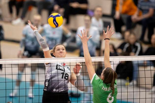 1 Volleyball Bundesliga Women Schwarz Weiss Erfurt vs USC Münster Erfurt 18 10 2024 Kaylee Oscarson 18 Schwarz Weiss Erfurt vs Marije ten Brinke 6 USC Münster 1 Volleyball Bundesliga Women Schwarz Weiss Erfurt vs USC Münster Riethsporthalle Erfurt 18 10 2024 Copyright: xBEAUTIFULxSPORTS Duehringx