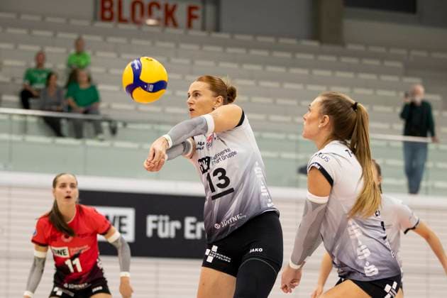 1 Volleyball Bundesliga Women Schwarz Weiss Erfurt vs USC Münster Erfurt 18 10 2024 Lara Alyssa Darowski 13 Schwarz Weiss Erfurt 1 Volleyball Bundesliga Women Schwarz Weiss Erfurt vs USC Münster Riethsporthalle Erfurt 18 10 2024 Copyright: xBEAUTIFULxSPORTS Duehringx